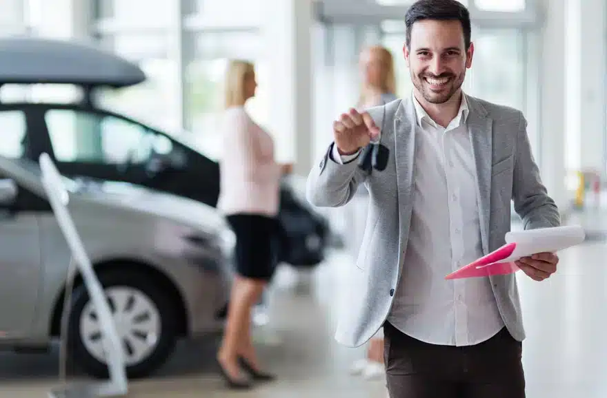 Cliente eligiendo su vehículo en una agencia