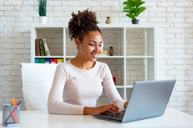 Estudiante trabajando en su proyecto académico