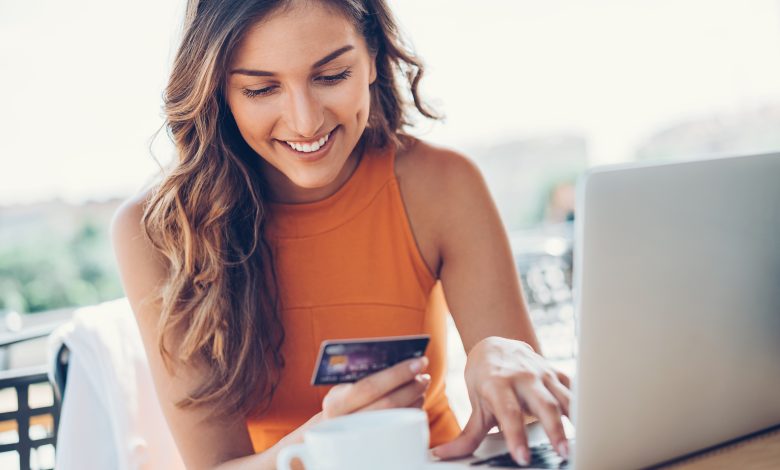 Persona revisando su perfil financiero